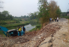 Jalan Purwadana Karawang Amblas Tergerus Citarum Sejak Februari, Kini Mulai Diperbaiki