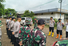 TNI- Polri Kompak Kerja Bakti di Akses Jalan Stasiun Cikampek