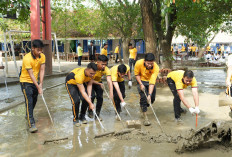 Terendam Banjir, Kapolres Karawang Bersih-bersih di SMPN 1 Telukjambe Barat 