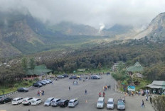 Fenomena Blue Fire Muncul di Kawah Gunung Papandayan, Aktivitas Wisata Dibatasi