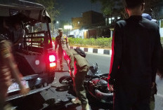 Satpol PP Karawang Bantu Pengobatan dan Perbaikan Motor Pengemudi Ojol yang Tabrak Mobil Patroli