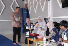 Mahasiswa Farmasi Universitas Esa Unggul Ajak Warga Cikiwul Manfaatkan Serai sebagai Anti Nyamuk Herbal