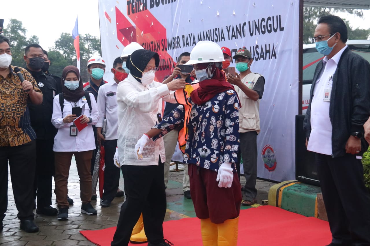 Dua   Proyek PP-Waskita Karya Bekasi Digarap Pemulung Kiriman Mensos Risma