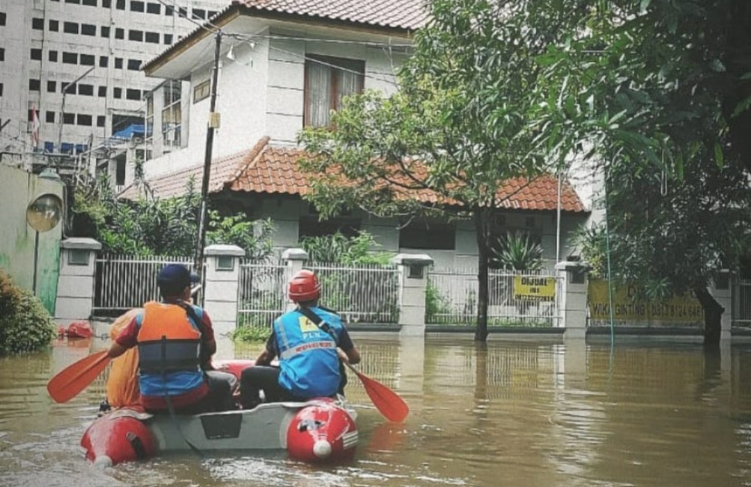 Pamer Buka Posko, PLN Kena Semprot Netizen : Gak Kena Banjir, Listrik Mati