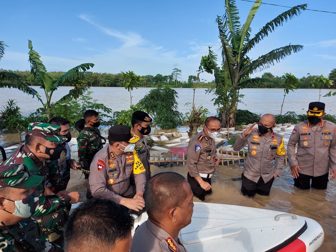 Banjir Pebayuran Setinggi 2 Meter, Tanggul Jebol Ditutupi Kantong Pasir