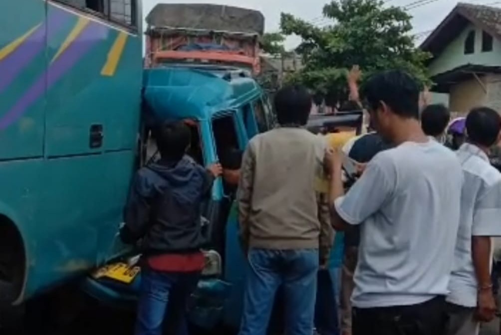 Brakkk..!! Raksasa Jalanan Hantam Angkot-Bus Elf, Begini Kondisi Para Sopir