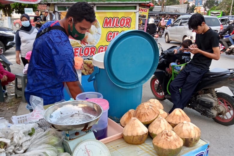 Berkah Ramadan, Penjual Kelapa Karawang Kebanjiran Untung