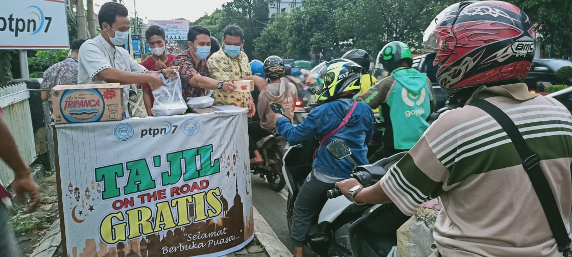 Takjil On The Road, Cara PTPN VII Berbagi Menu Buka Puasa ke Pelintas Jalan Selama Tiga Hari Ini