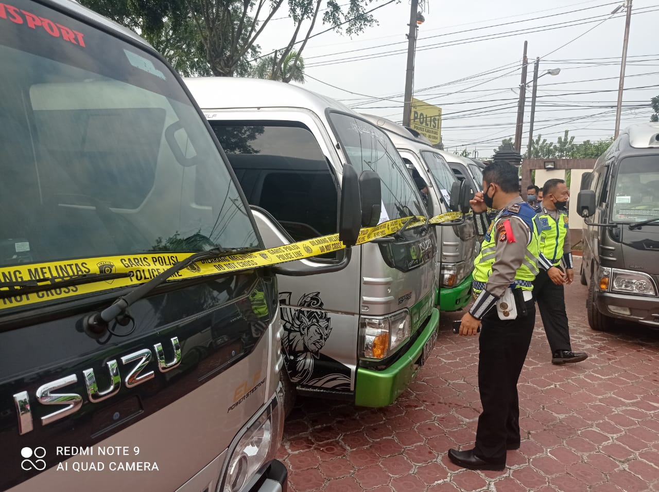 Polres Karawang Amankan 32 Mobil Travel