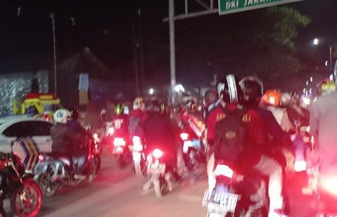 Tak Mau Dihalau Saat ke Karawang, Pemudik Melawan dengan Blokade Jalan Arah Bekasi