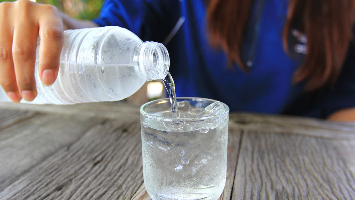 Betulkah Tidak Boleh Minum Air Dingin Saat Menstruasi?