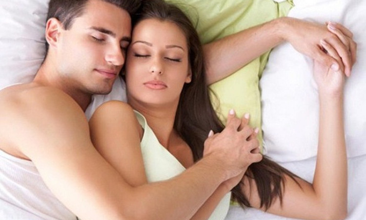 Ini Beberapa Posisi Tidur Yang Paling Romantis dan Intim