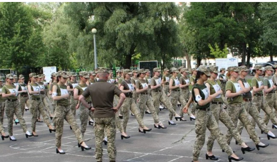 Wow, Tentara Perempuan Ukraina Parade dengan Sepatu Hak Tinggi
