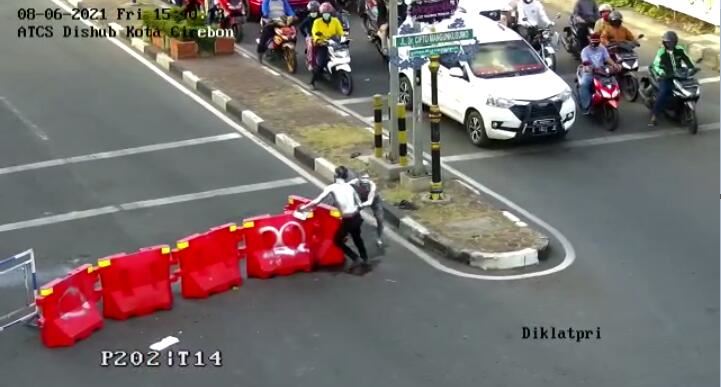 Bongkar Pembatas Penyekatan, Polisi Buru Dua Manusia Silver, Ada yang Kenal?