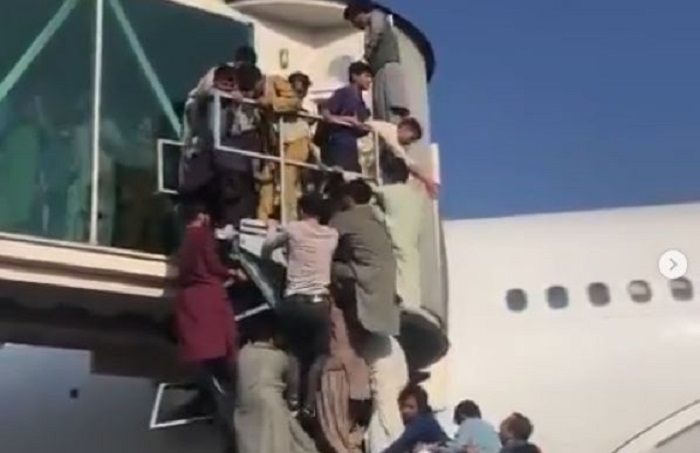 Berebut Tinggalkan Afghanistan, Warga Putus Asa dan Bergelantungan di Pesawat AS, Banyak yang Jatuh dari Langi