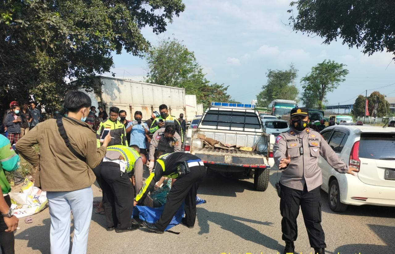 Jalan Interchange Karawang Barat Telan Korban Jiwa, Pemotor Tewas Usai Terserempet Truk Tengki