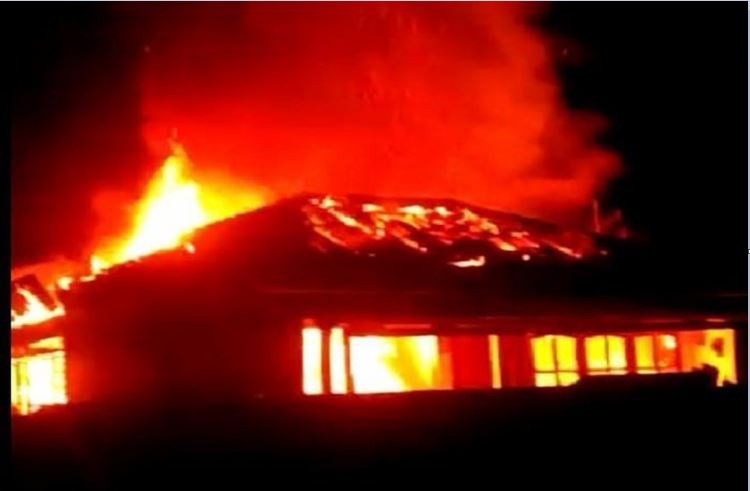 Si Jago Merah Mengamuk, Rumah Anggota TNI Terbakar, Anak Tentara Meninggal Terjebak di WC