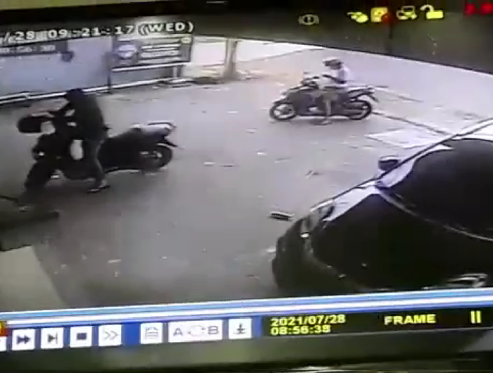 Terekam Kamera CCTV, OTK Curi Motor Kurir yang Lagi Antar Makanan