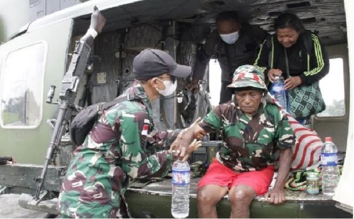Gunakan Helikopter, TNI Evakuasi 2 Guru dan IRT dari Kiwirok