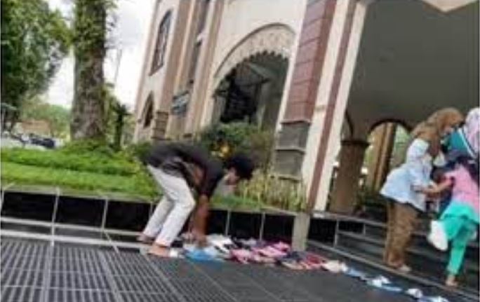 Viral, Bocah Laki-Laki Menyambut dan Merapikan sandal Jemaah di Masjid, Ternyata Ayahnya Bukan Orang Sembarang