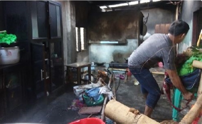 Rumah Ditinggal Kosong, Tiba-tiba Dapur Terbakar, Untungnya Si Jago Merah Tidak Menjalar ke Bagian Rumah Lain