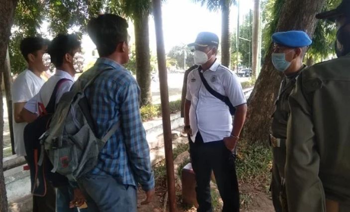 Bolos Sekolah Kok di Dekat Kantor Satpol PP, Kena Ciduk