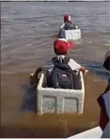 Lihat Siswa SD Seberangi Sungai Gunakan Styrofoam, Bu Susi dan Fadli Zon Langsung Patungan