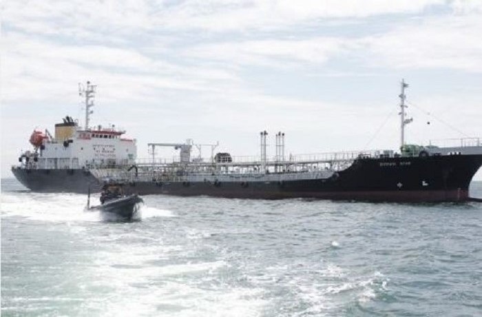 Bawah Limbah Minyak Ilegal, TNI AL Tangkap Kapal Tanker