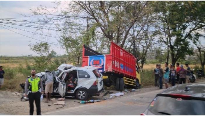 Kecelakaan Maut, Avanza Tabrak Truk, 2 Orang Tewas dan 3 Lainnya Luka Berat