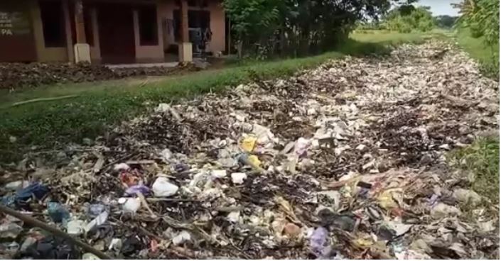 Heboh!, Saluran Air Seperti Sungai Sampah