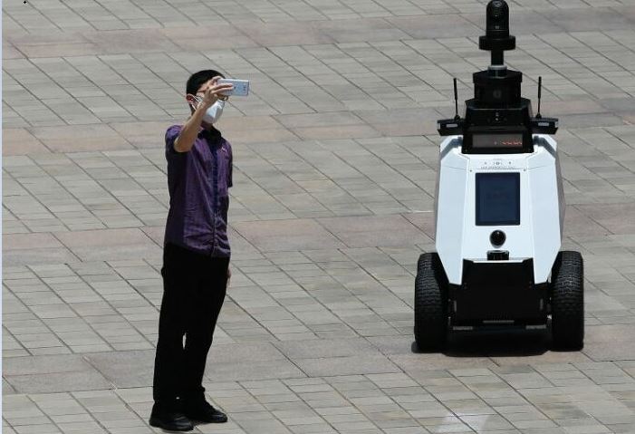 Cegah Covid-19, Singapura Usir Kerumunan dengan Robot