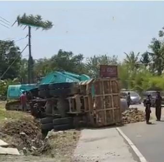 Truk Terguling di Km 51 Tol Cikampek, Lalulintas Merayap