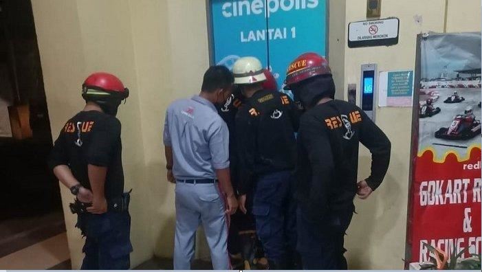 Usai Nonton Bioskop, 7 Orang Terjebak Dalam Lift Mall