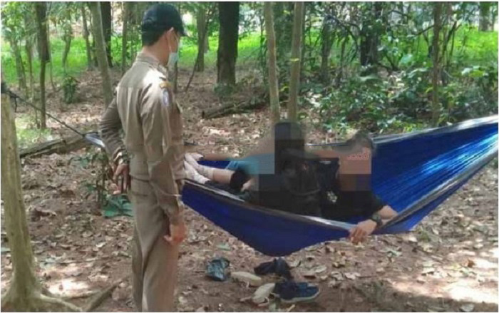 Asyik Berbuat Mesum dalam Hammock, Satpol PP Datang, Cilukba!