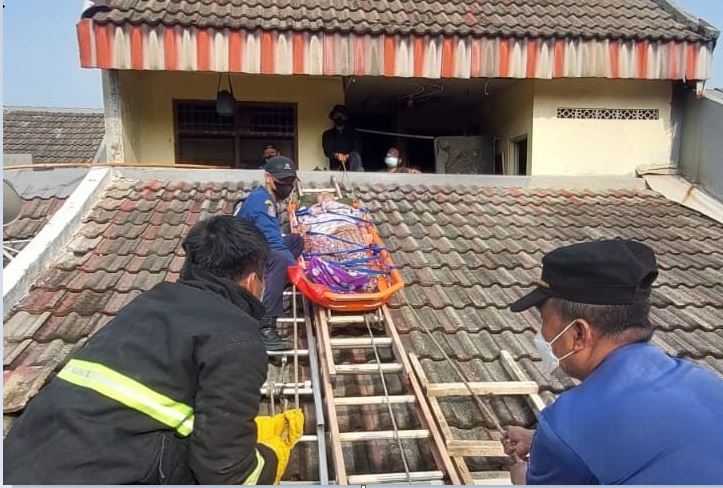 Tangga Rumah Terlalu Sempit, Petugas Damkar Evakuasi Lansia Lewat Atap Genteng