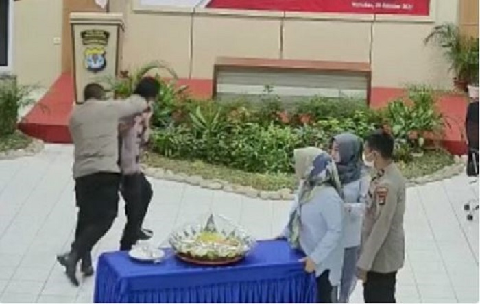 Viral, Video Kapolres Aniya Anak Buahnya, Begini Akibatnya