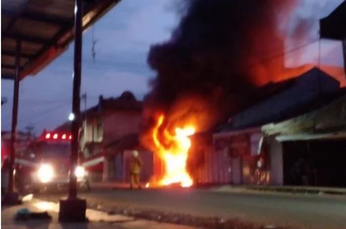 Diduga Kebocoran Gas, Kios Penjual Daging Babi Terbakar