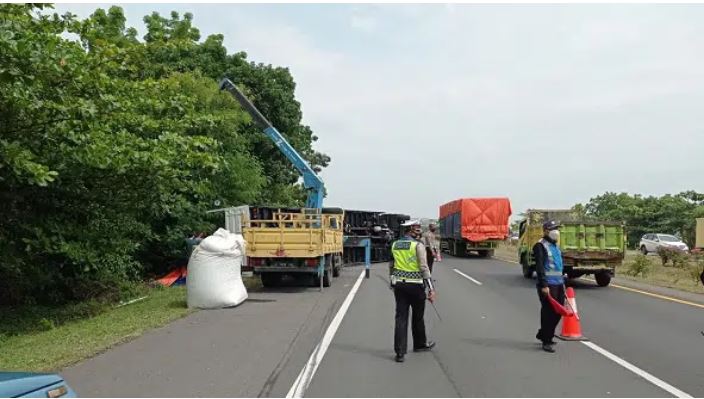 Kecelakaan di Tol Palikanci, Truk Bijih Plastik Terguling, Diduga Akibat Pecah Ban