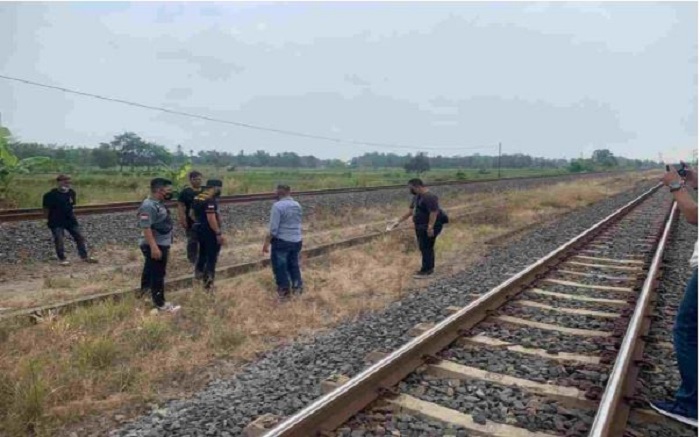 Nekat Terobos Perlintasan, Pemotor Tewas Terseret Kereta Api