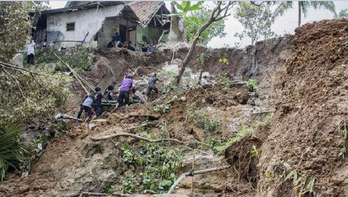 Akibat Hujan Deras, Dua Kampung Diterjang Longsor