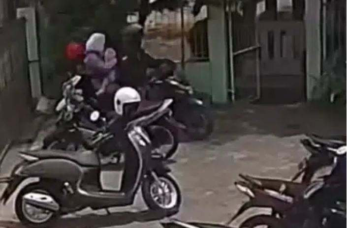 Terekam CCTV, Suami Istri Bawa Balita Curi Helm di Puskesmas, Ini Videonya