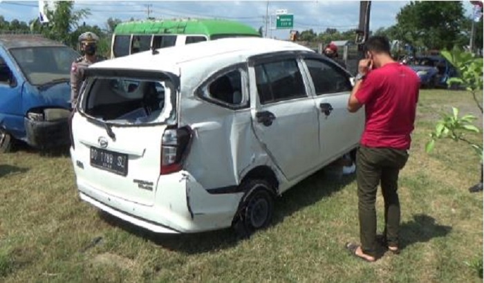 Diduga Akibat Ban Pecah, Mobil Pengantar Makanan Terbalik