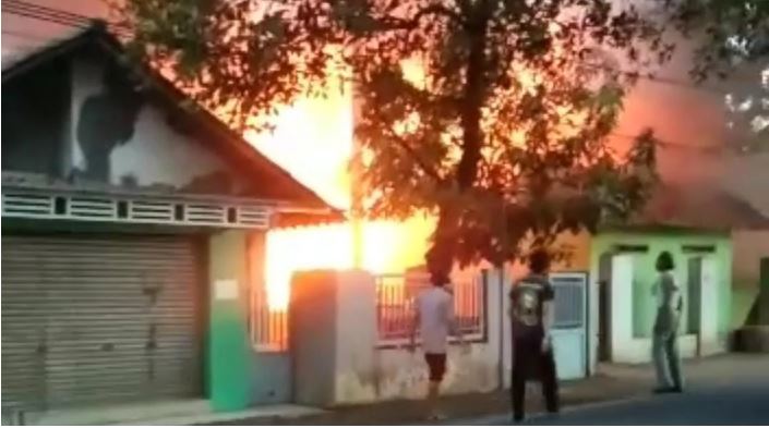 Kebakaran Hebat, Bangunan SD Terbakar, Diduga Akibat Arus Pendek Listrik