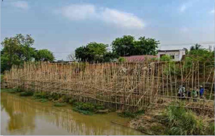 Antisipasi Jebol, Ribuan Bambu Tambal Tanggul Citarum