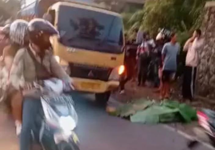 Nyalip Motor Didepannya, Pemuda Tewas Terhantam Truk