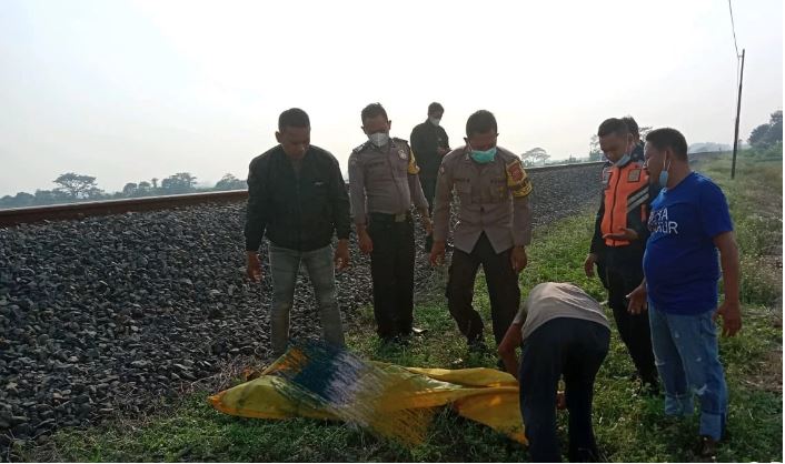 Tertemper Kereta Api Barang, Seorang Warga Tewas