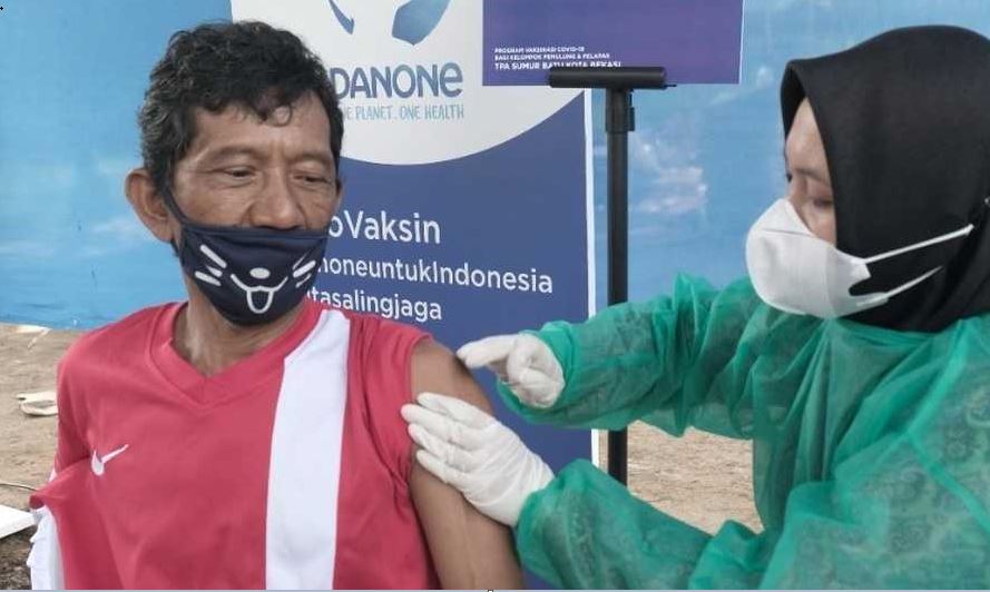 Danone Indonesia Gelar Vaksinasi, Ratusan Pemulung TPA Sumur Batu Divaksin