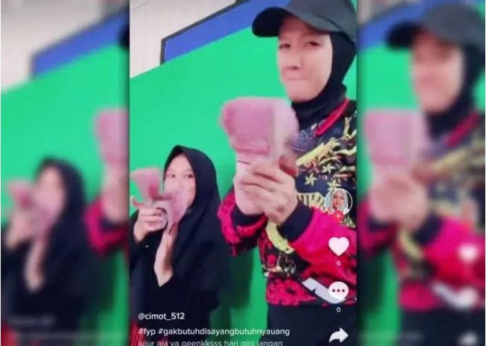 Viral, Ibu Kapolres Pamer Duit Gepokan di Tiktok, Kapolda Naik Pitam