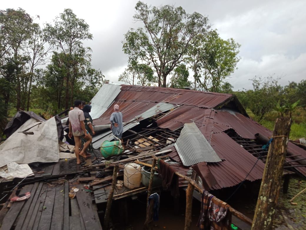 Angin Puting Beliung Landa Tiga Kecamatan di Barito Kuala, Puluhan Rumah Rusak Berat