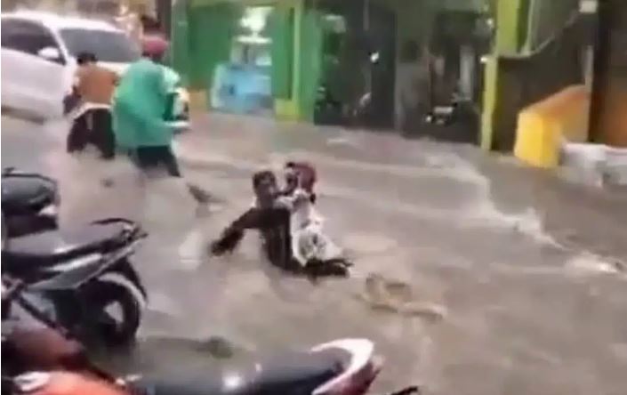 Viral, Bocah Nyaris Terseret Arus Banjir